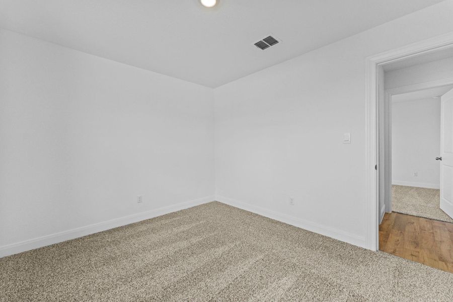 Spacious, unfurnished interior of a new home in Railhead, Cedar Creek (Image 32).