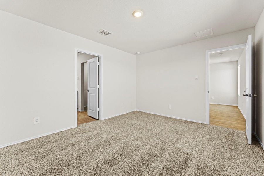 Spacious, unfurnished interior of a new home in Ladera, Luling (Image 13).
