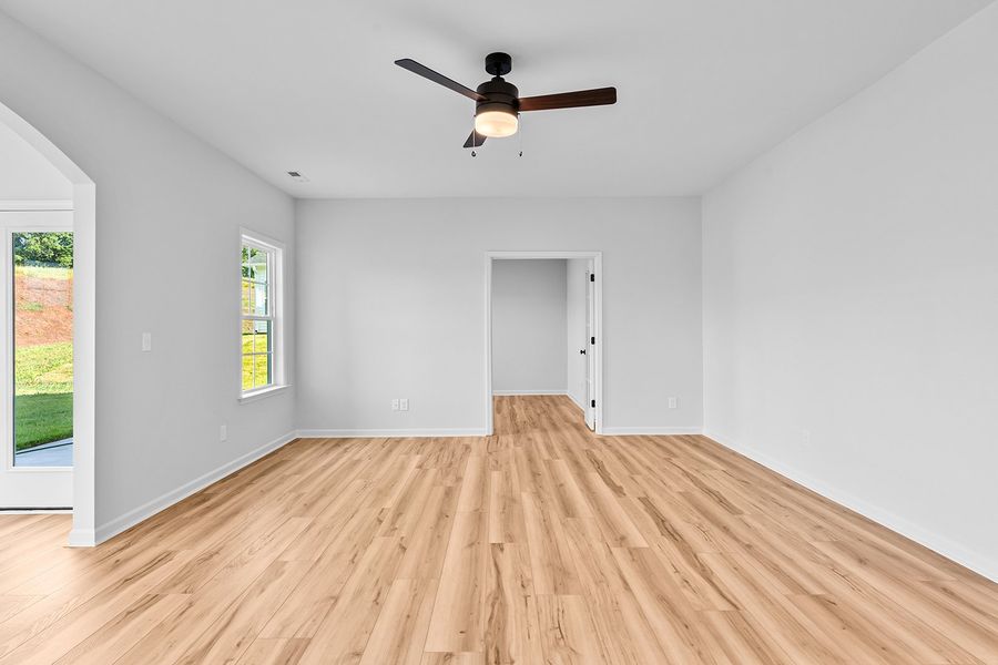 Spacious, unfurnished interior of a new home in Brooke Hill, Lewisville (Image 22).