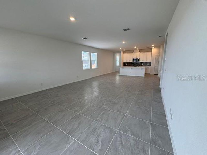 Spacious, unfurnished interior of a new home in Cypress Bluff, Groveland (Image 6).