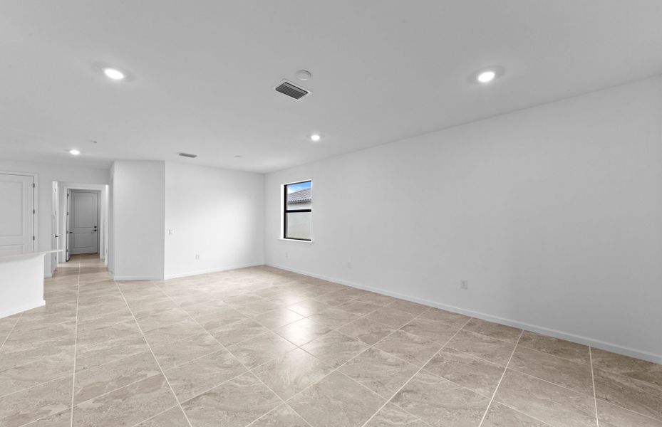 Spacious, unfurnished interior of a new home in Del Webb Naples, Ave Maria (Image 17).