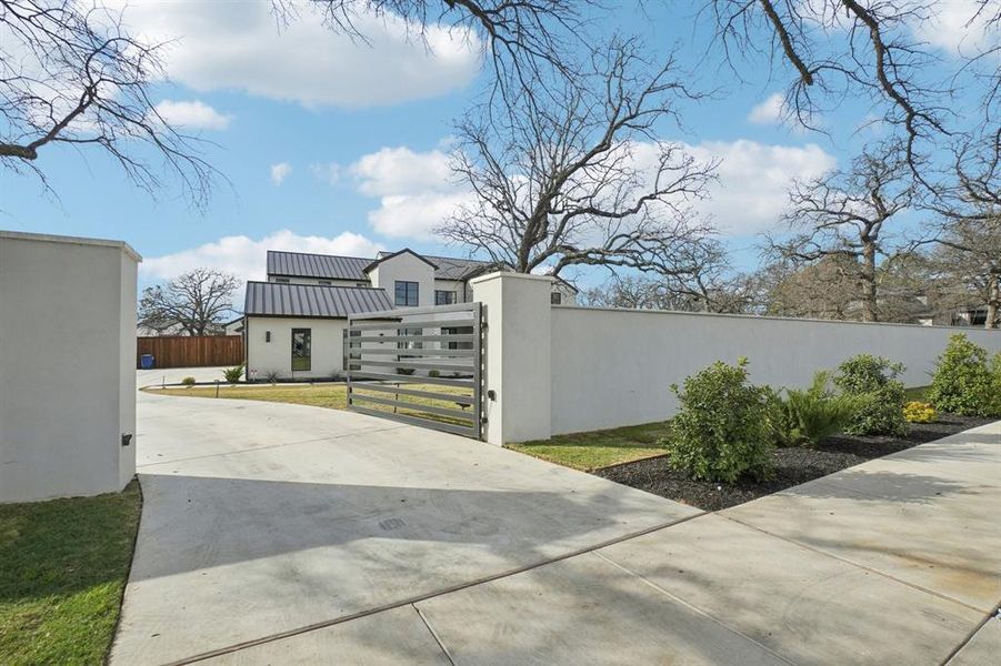 Electric privacy gate Electric privacy gate