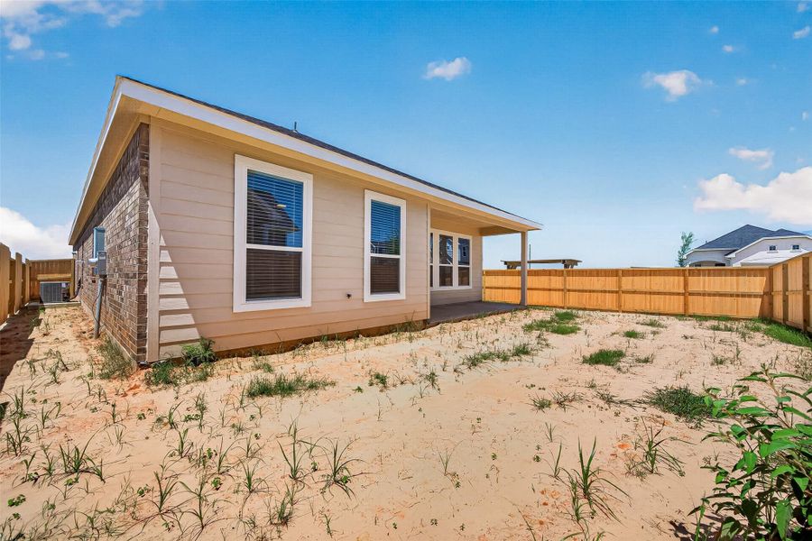 Exterior details and patio area of a home in , Angleton (Image 4).