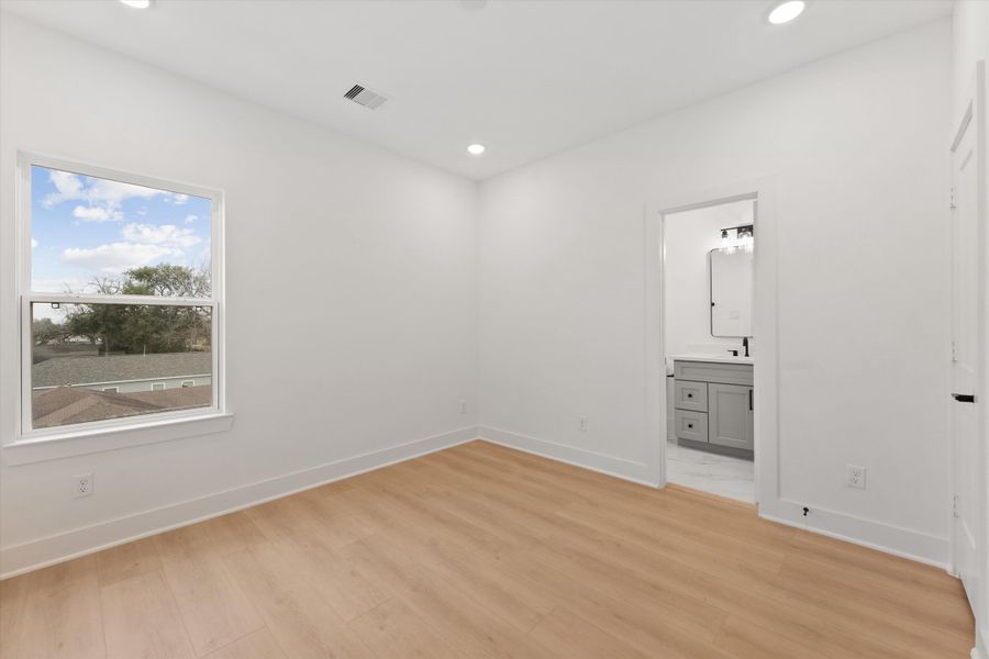 Representative unfurnished interior of a home built from the 1616 by Zoom Homes in Bauman Landing, Houston (Image 19).