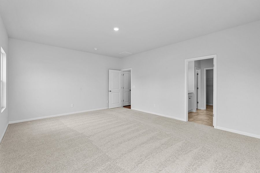 Spacious, unfurnished interior of a new home in Hanes Lake, Winston-Salem (Image 28).