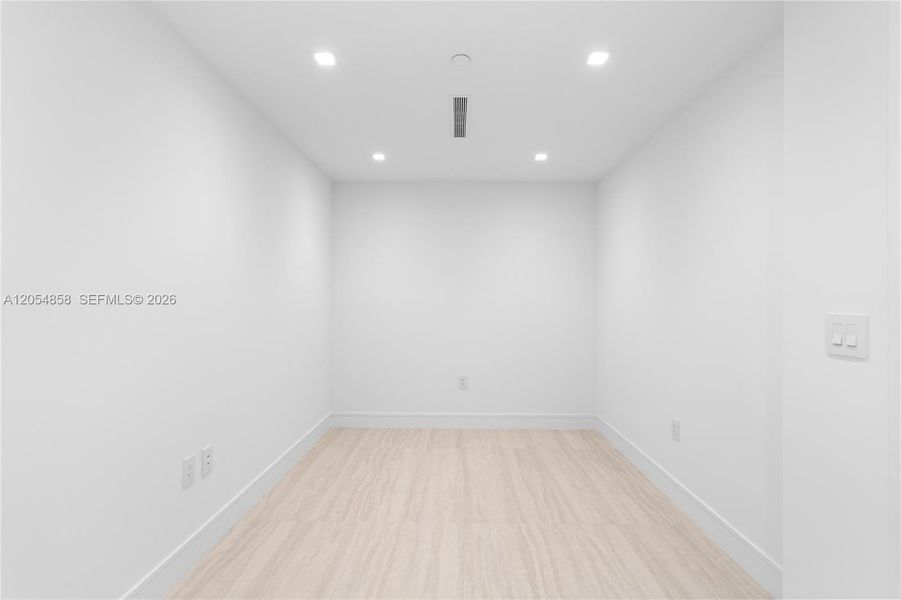 Spacious, unfurnished interior of a new home in One Park Tower, Miami (Image 49).