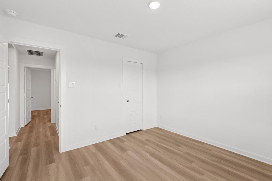 Spacious, unfurnished interior of a new home in Lago Mar, Santa Fe (Image 15). Spacious, unfurnished interior of a new home in Lago Mar, Santa Fe (Image 15).