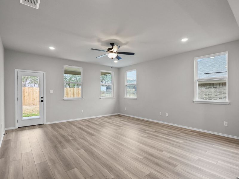 Spacious, unfurnished interior of a new home in Royal Crest, San Antonio (Image 20).