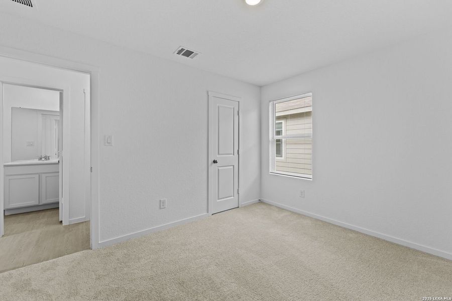 Spacious, unfurnished interior of a new home in Spring Grove, St. Hedwig (Image 22).