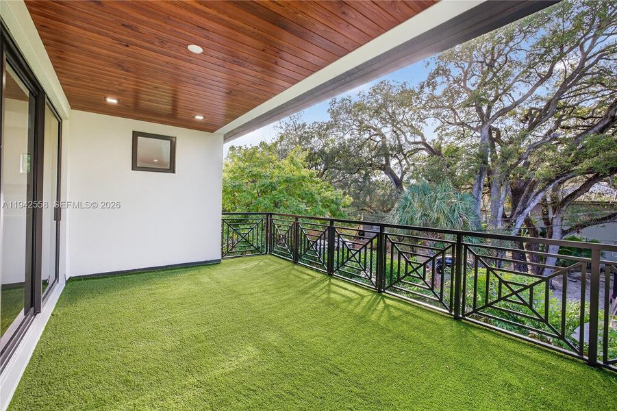 Exterior details and patio area of a home in , Fort Lauderdale (Image 33).