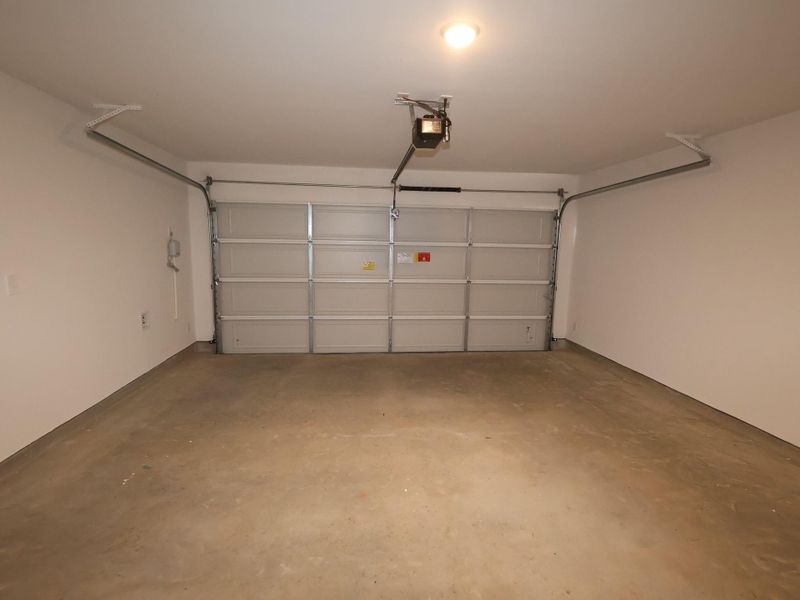 Spacious, unfurnished interior of a new home in Lone Star Landing, Montgomery (Image 17).