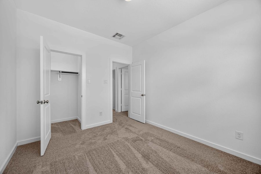 Spacious, unfurnished interior of a new home in La Segarra 40', Brookshire (Image 33).
