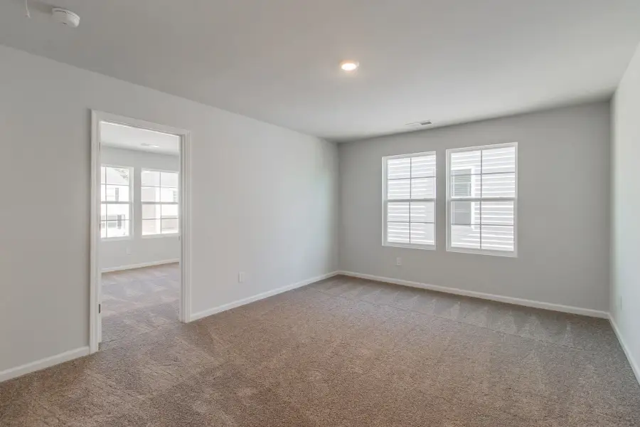 Spacious, unfurnished interior of a new home in Bluefield, Lexington (Image 24).