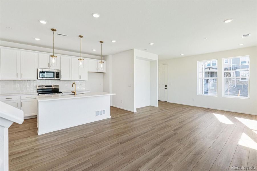 Spacious, unfurnished interior of a new home in Turnberry Villas, Commerce City (Image 25).