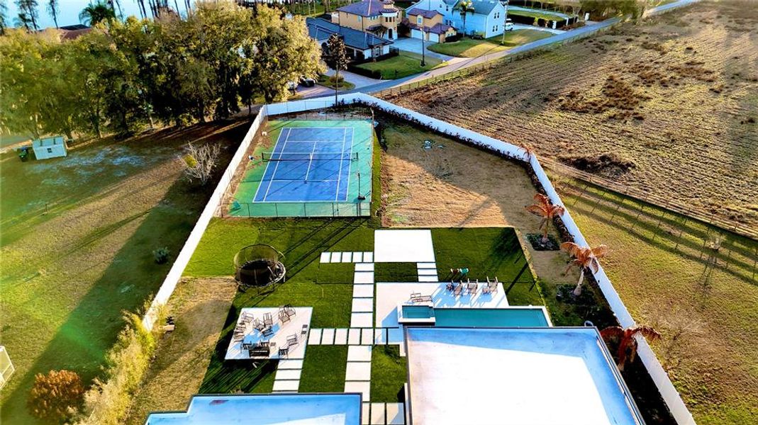 Community amenities in , Windermere (Image 63).