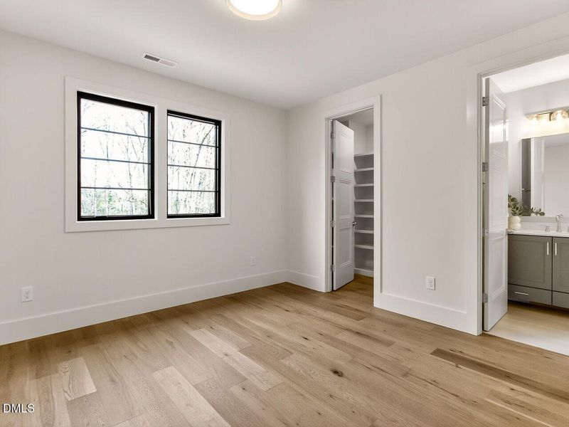 056-1280x960-bedroom-2