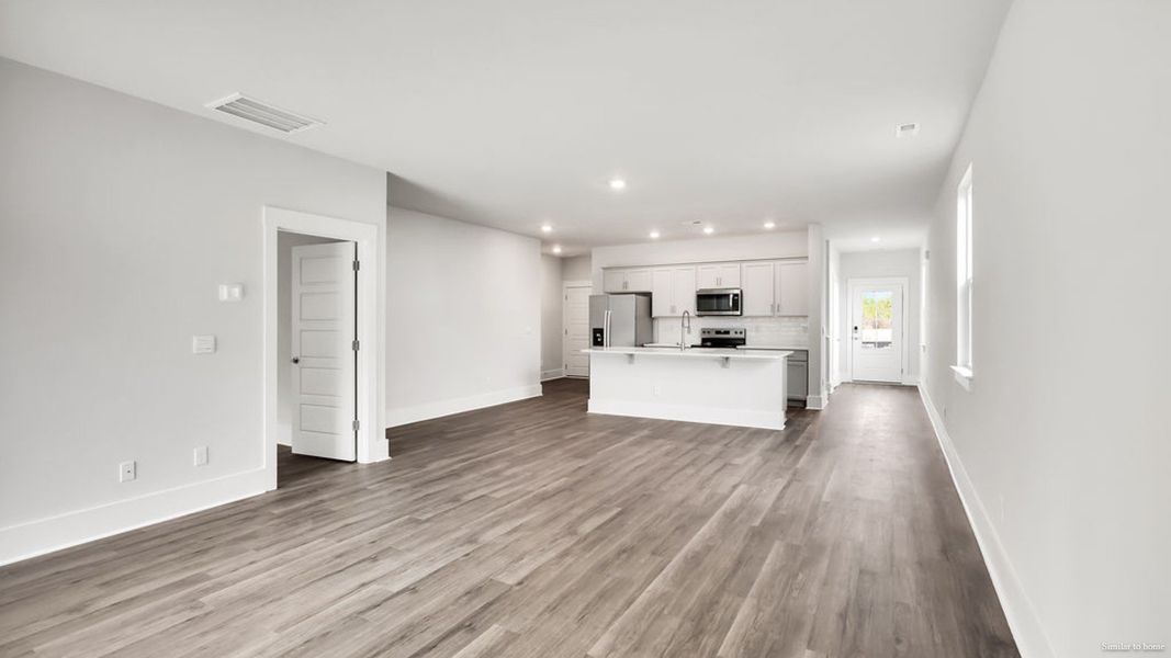 Spacious, unfurnished interior of a new home in Vineyard Trail, Jacksonville (Image 17).