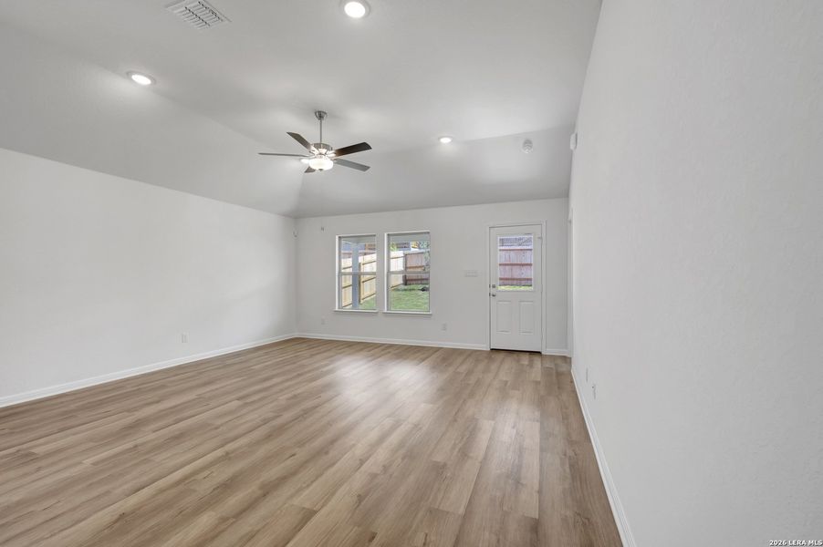 Spacious, unfurnished interior of a new home in Mesquite Ridge, San Antonio (Image 25).