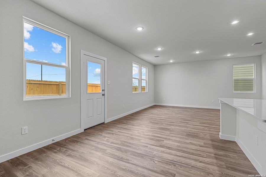 Spacious, unfurnished interior of a new home in Hacienda, San Antonio (Image 16).