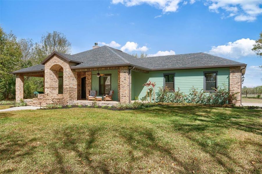 Exterior details and patio area of a home in , Plant City (Image 25).