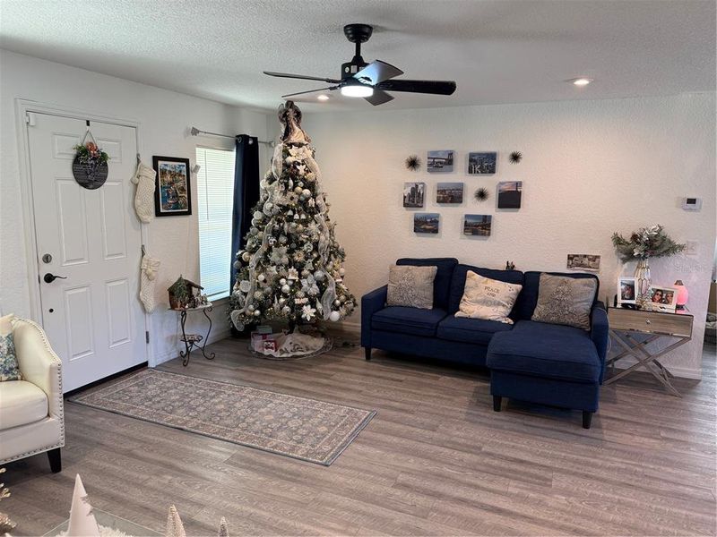 Furnished interior view inside a new home in , Ocklawaha (Image 16).
