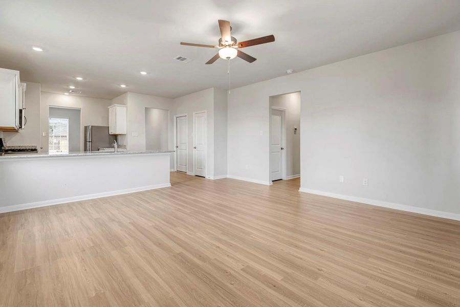 Spacious, unfurnished interior of a new home in Freeman Ranch, Katy (Image 12).