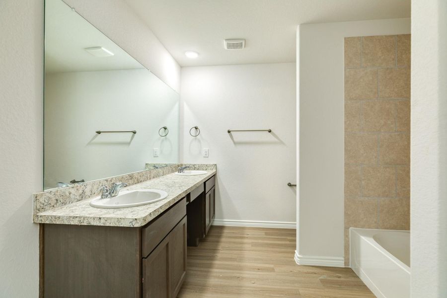 Primary en-suite bathroom. Double sinks Primary en-suite bathroom. Double sinks