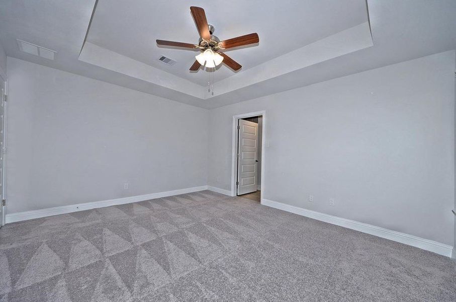 Spacious, unfurnished interior of a new home in Bayou Maison, Dickinson (Image 8).