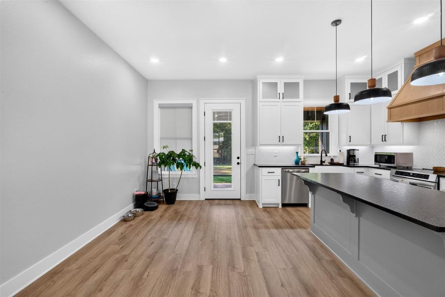 Furnished interior view inside a new home in , Kilgore (Image 19).