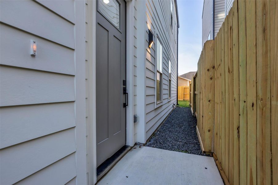 Private Entry and backyard access Private Entry and backyard access