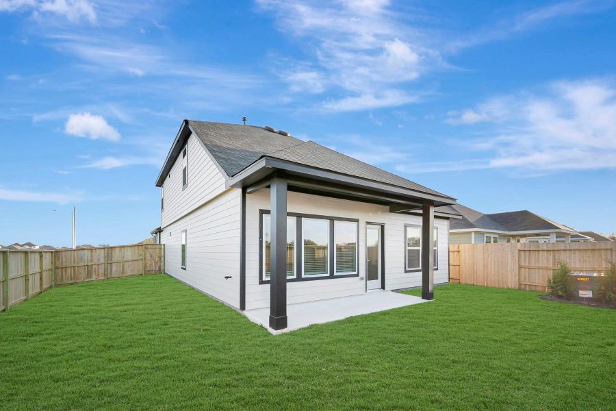 Exterior details and patio area of a home in Ambrose, La Marque (Image 19).
