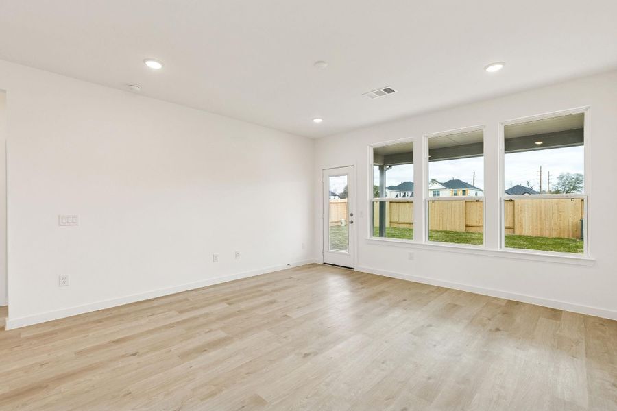 Spacious, unfurnished interior of a new home in Ellerden, Tomball (Image 15).
