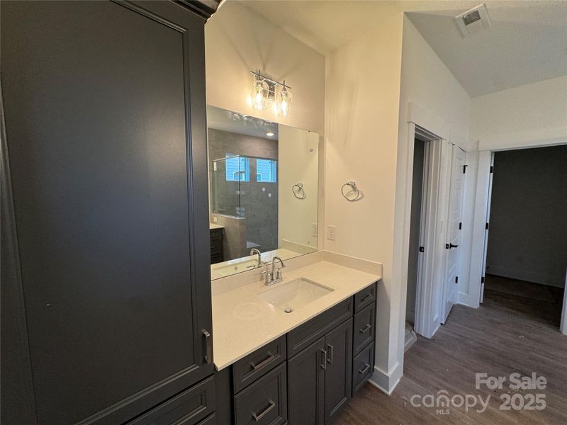 Primary bath on the main