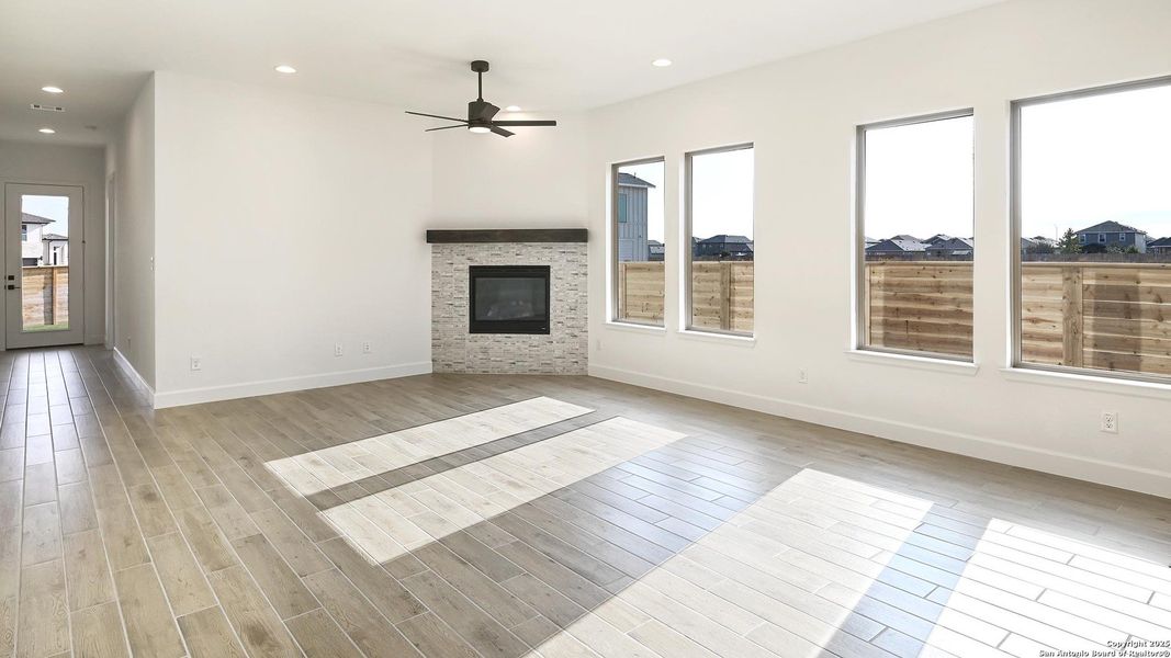 Spacious, unfurnished interior of a new home in Solms Landing 45', New Braunfels (Image 11).