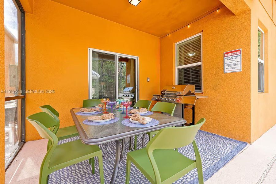 Exterior details and patio area of a home in , Kissimmee (Image 4).