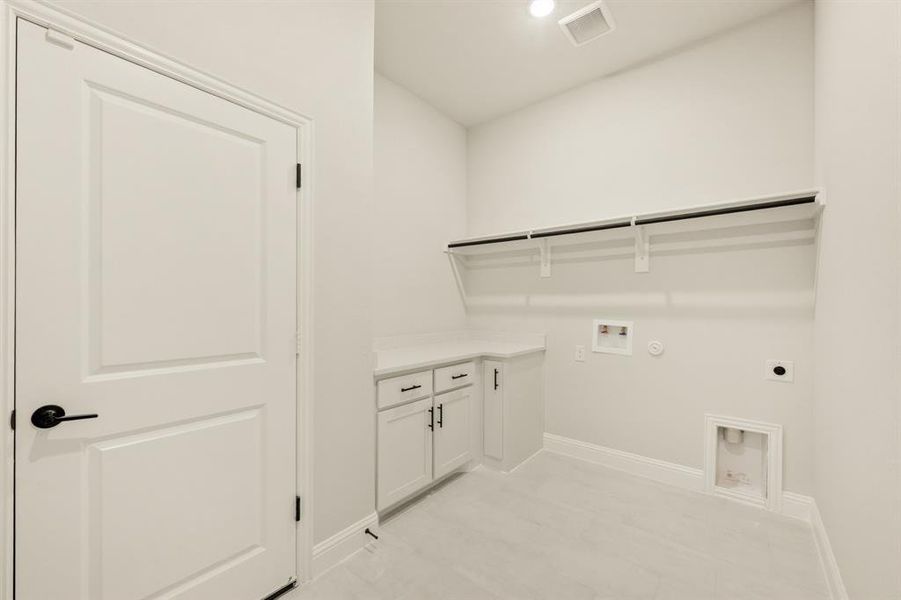 Furnished interior view inside a new home in The Retreat at North Grove 60, Waxahachie (Image 7). Furnished interior view inside a new home in The Retreat at North Grove 60, Waxahachie (Image 7).