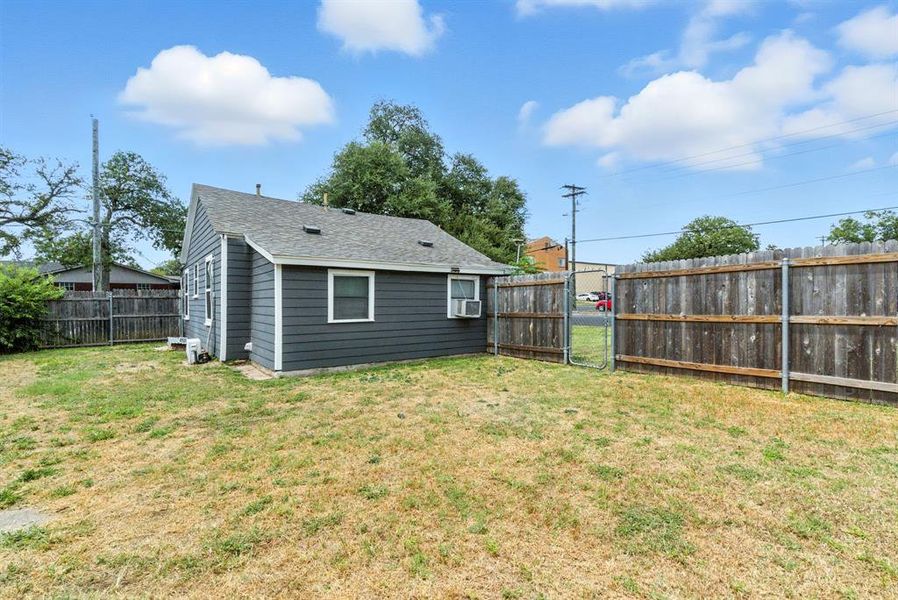 Exterior details and patio area of a home in , Weatherford (Image 23).