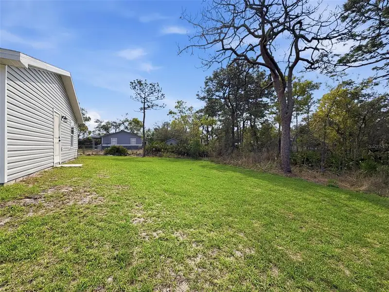 Exterior details and patio area of a home in , Weeki Wachee (Image 3).
