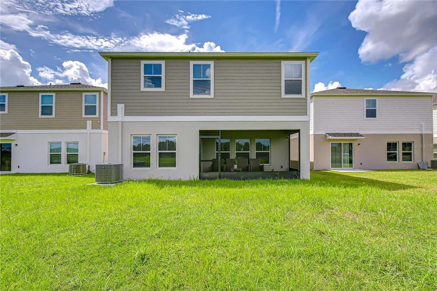 Exterior details and patio area of a home in Pasadena Point, Wesley Chapel (Image 26).