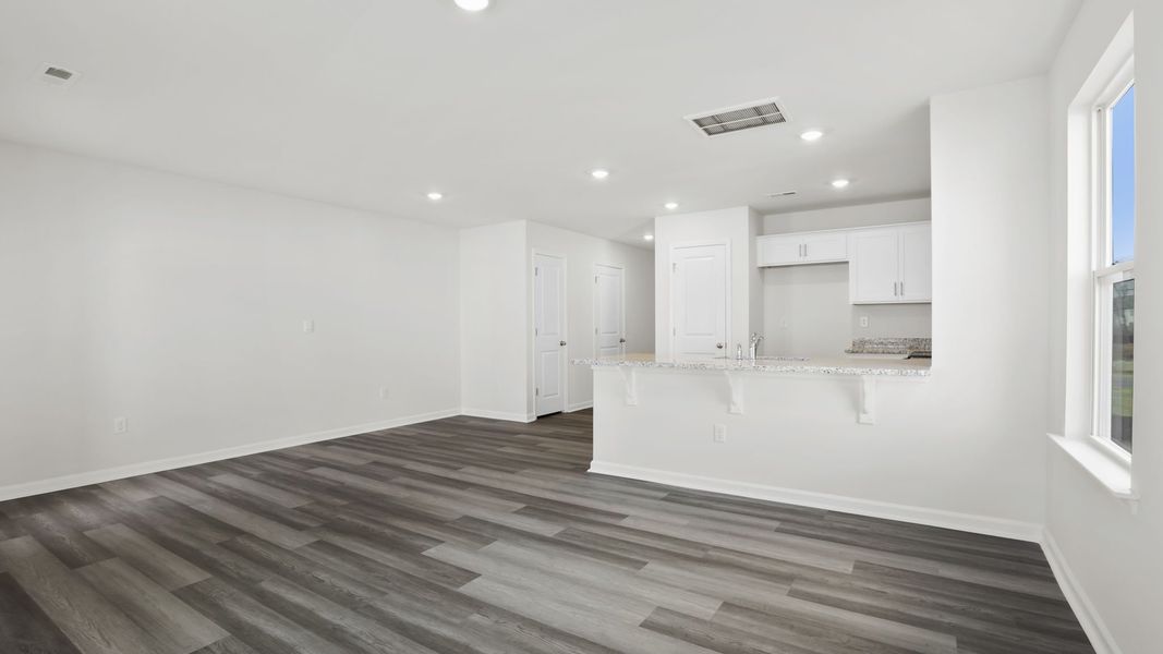 Spacious, unfurnished interior of a new home in Tanglewood Townes, Greenville (Image 18).