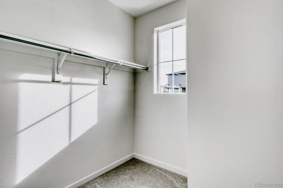 Spacious, unfurnished interior of a new home in Sterling Ranch, Littleton (Image 9).