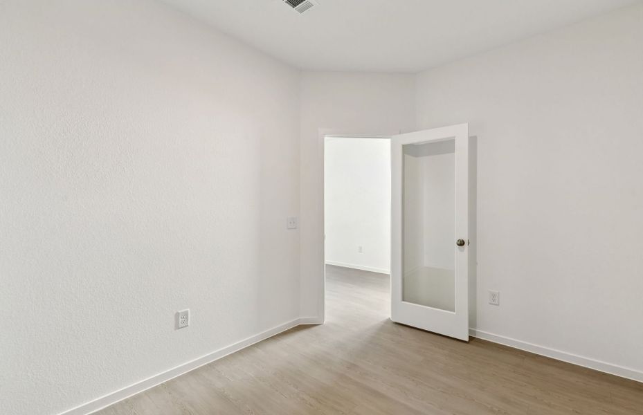 Spacious, unfurnished interior of a new home in Mavera, Conroe (Image 24).