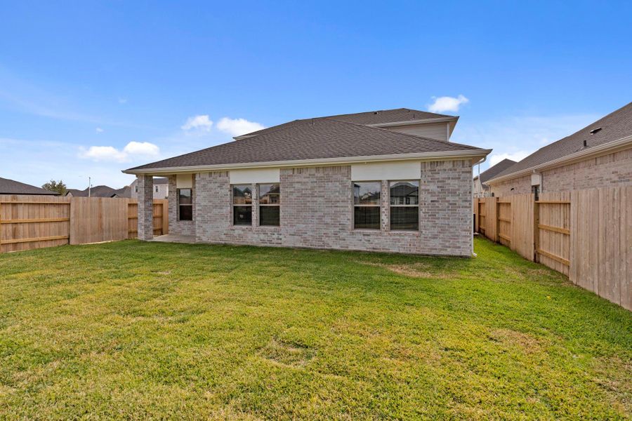 Exterior details and patio area of a home in Laurel Landing 40', Alvin (Image 16).