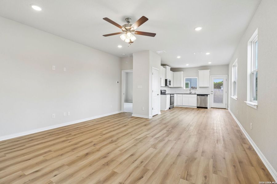 Spacious, unfurnished interior of a new home in Casinas at Gruene, New Braunfels (Image 18).