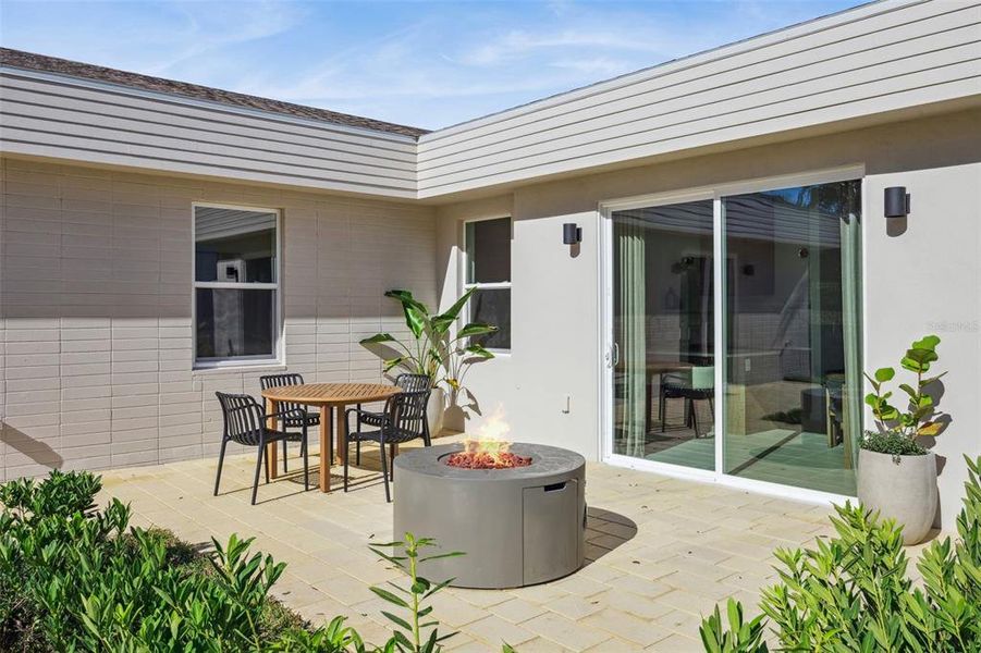 Exterior details and patio area of a home in , Lady Lake (Image 23).
