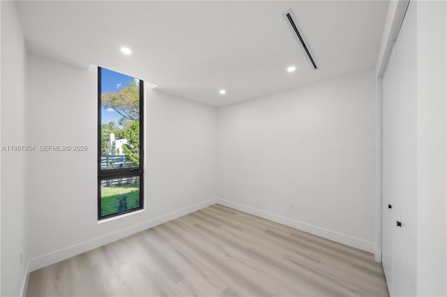 Spacious, unfurnished interior of a new home in , Miami (Image 38).