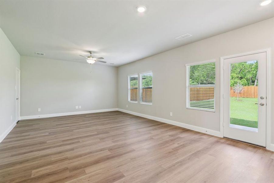 Spacious, unfurnished interior of a new home in Westmoor, Sherman (Image 32).