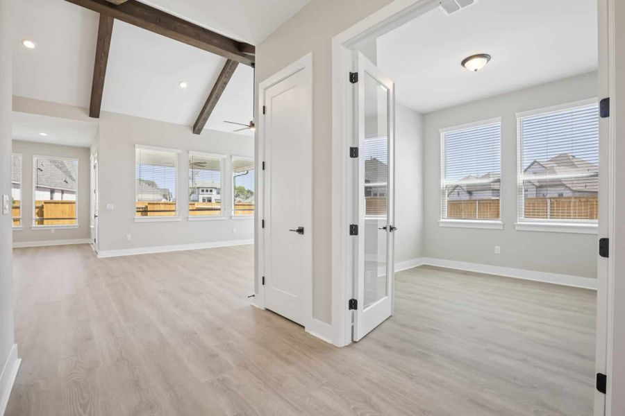 Spacious, unfurnished interior of a new home in 6 Creeks, Kyle (Image 33).