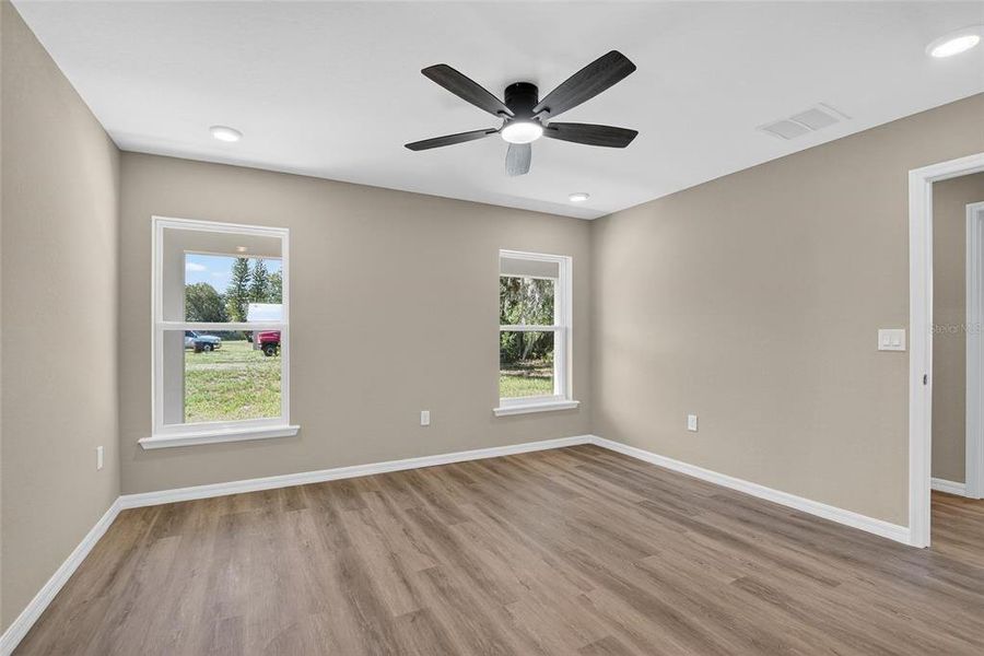 Spacious, unfurnished interior of a new home in , Fort Meade (Image 13).