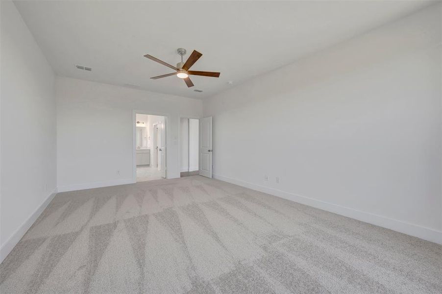 Spacious, unfurnished interior of a new home in Chaparral Park, Oak Point (Image 18).